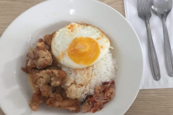  Menjajal Kuliner Andalan Salty Sam, Chicken Dilumuri Buttermilk Sauce