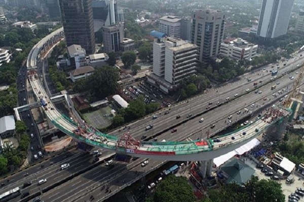  Jokowi Puji Insinyur Jembatan Lengkung Proyek LRT Dina Arvila