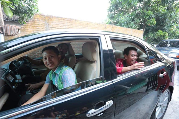 Wali Kota Solo FX Hadi Rudyatmo memegang kemudi mobil dinasnya saat mengantar sopir dinas Sadimin yang akan berangkat umrah ke Tanah Suci/Pemkot Solo