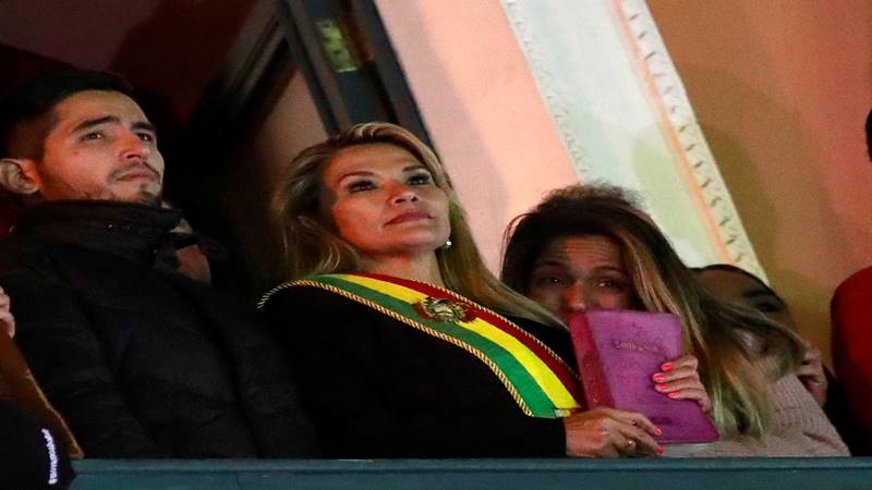 Presiden sementara Bolivia Jeanine Anez (tengah)./Reuters