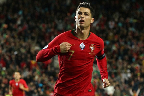  Hattrick Ronaldo Bawa Portugal Jaga Peluang Lolos ke Euro 2020