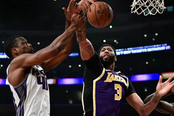  Hasil Basket NBA : LA Lakers Taklukkan Sacramento Kings 99 - 97