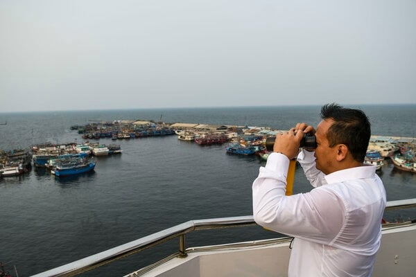 Menteri Kelautan dan Perikanan (KKP) Edhy Prabowo mengamati suasana Pelabuhan Perikanan Samudera Nizam Zachman, Muara Baru, Jakarta, Senin (28/10/2019)./Antara-Galih Pradipta