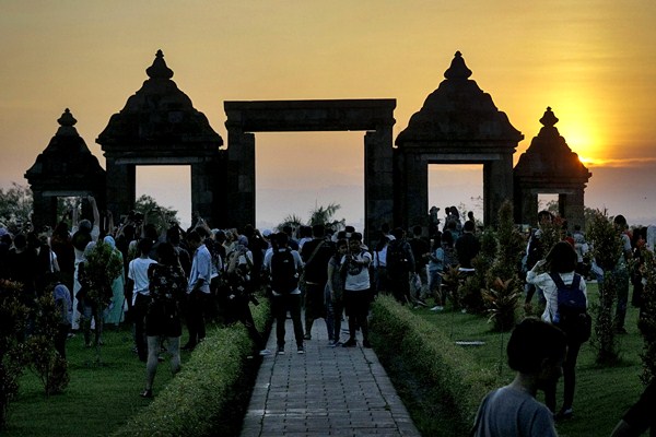  Ratusan Mahasiswa Ikuti Kegiatan Hijaukan Situs Ratu Boko dan Candi Ijo