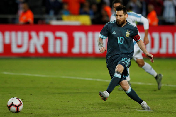  Penalti Lionel Messi Selamatkan Argentina dari Kekalahan vs Uruguay (Video)