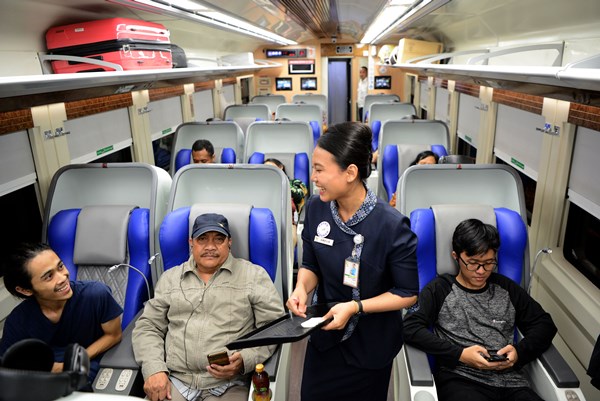 Sejumlah penumpang berada di dalam gerbong kereta 'Sleeper Luxury 2' yang dirangkaikan dengan kereta Argo Lawu jurusan Gambir-Solo Balapan sebelum berangkat di Stasiun Gambir, Jakarta, Selasa (28/5/2019). PT. Kereta Api Indonesia meluncurkan generasi baru kereta 'Sleeper Luxury 2' yang hanya memuat 26 kursi./ ANTARA FOTO-M Risyal Hidayat
