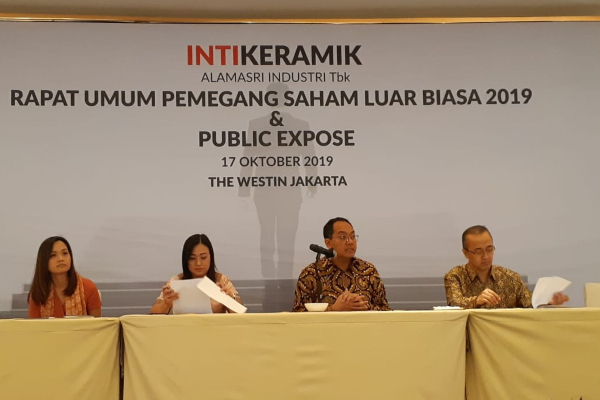 Direktur Utama PT Intikeramik Alamasri Industri Tbk. Teuku Johas Raffli (kedua dari kanan) dalam public expose pada Kamis (17/10/2019)./Bisnis-Azizah Nur Alfi