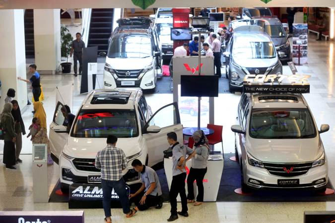 Pengunjung mengamati mobil baru yang dipamerkan di pusat perbelanjaan di Bandung, Jawa Barat, Kamis (14/3/2019)./Bisnis-Rachman