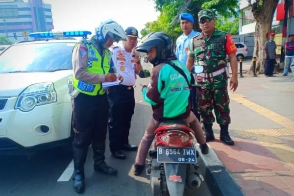  Terobos Jalur Sepeda di Jalan Matraman Raya, 15 Pesepeda Motor Ditilang