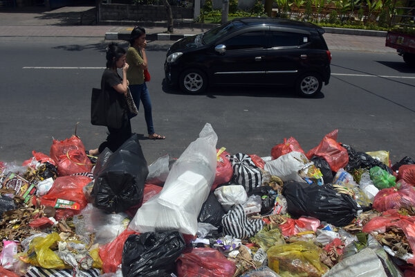  Bali Wajibkan Produsen Turut Mengelola Sampah