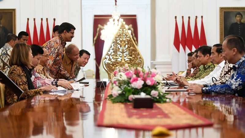 Presiden Joko Widodo (kedua kanan) didampingi Menteri Perindustrian Agus Gumiwang Kartasasmita (kanan), Menko Perekonomian Airlangga Hartarto (ketiga kanan), Menteri Perdagangan Agus Suparmanto (keempat kanan) dan Kepala BKPM Bahlil Lahadalia (kelima kanan) menerima pengurus Asosiasi Pertekstilan Indonesia (API) dan Asosiasi Produsen Serat Sintesis dan Benang Filamen Indonesia (APSyFI) di Istana Merdeka Jakarta, Kamis (21/11/2019)./ ANTARA-Wahyu Putro A