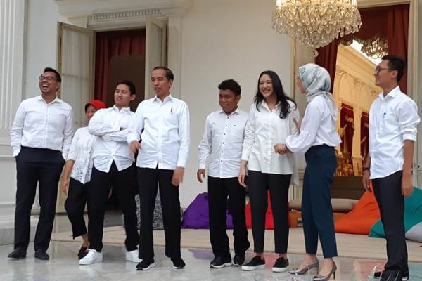 Adamas Belva (ketiga kiri) berfoto bersama Presiden Jokowi dan 6 stafsus baru Presiden dari kalangan generasi muda/Bisnis-Amanda Kusumawardhani