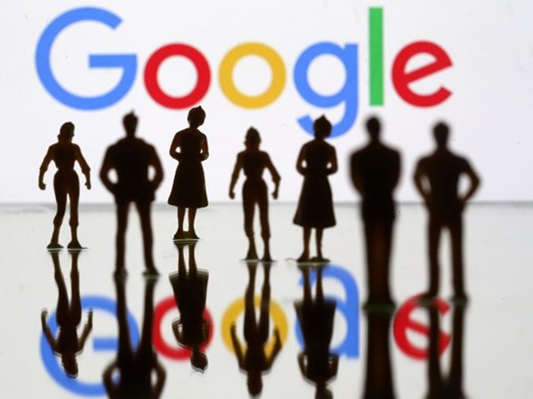 Figur mainan kecil terlihat di depan logo Google pada gambar ilustrasi ini, 8 April 2019./REUTERS-Dado Ruvic