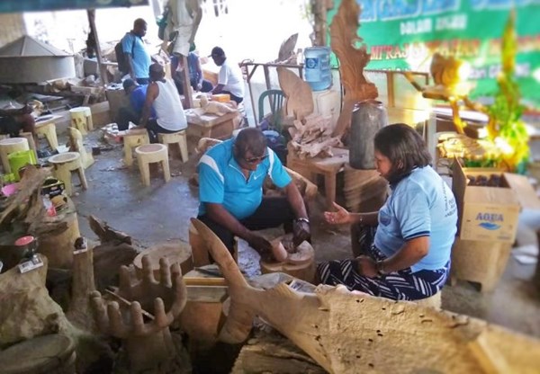  Puluhan Warga Manokwari Belajar Ukir di Jepara