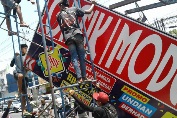  Papan Reklame di Sleman ini Dibongkar, Pengusaha Didenda Rp10 Juta