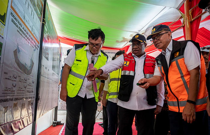  PEMBANGUNAN TANGGUL LAUT