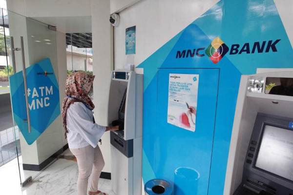 Nasabah bertransaksi melalui mesin anjungan tunai mandiri Bank MNC di Jakarta, Senin (27/11)./JIBI-Dwi Prasetya