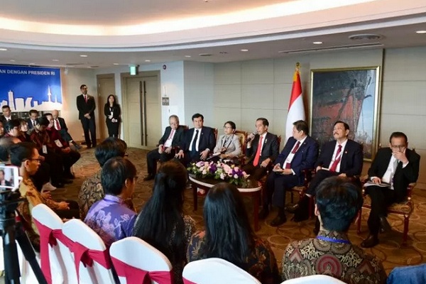 Presiden Joko Widodo saat bertemu 22 ilmuwan dan peneliti di Hotel Lotte, Busan, Korea Selatan, Senin (25/11/2019)./Antara