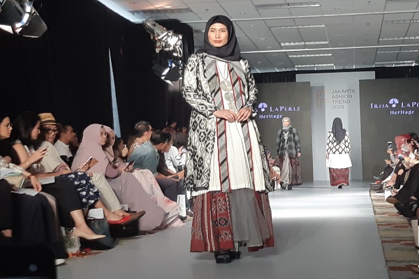  Irna Mutiara Angkat Keindahan Kain Tenun Garut