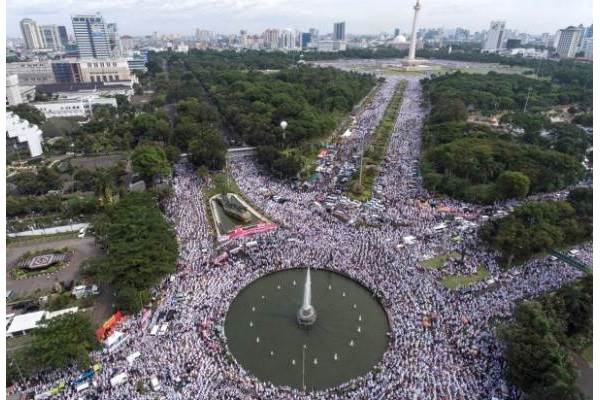Foto aerial ribuan umat Islam melakukan dzikir dan doa bersama di kawasan Bundaran Bank Indonesia, Jakarta, Jumat (2/12)./Antara-Sigid Kurniawan