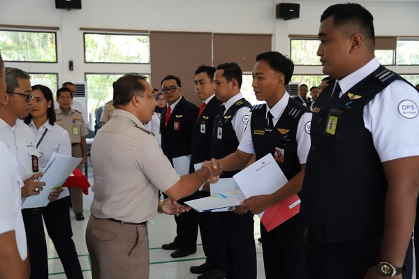  Konsisten Gagalkan Upaya Penyelundupan Hasil Perikanan, Personel Airport Security Bandar Udara Internasional I Gusti Ngurah Rai – Bali Terima Penghargaan dari BKIPM