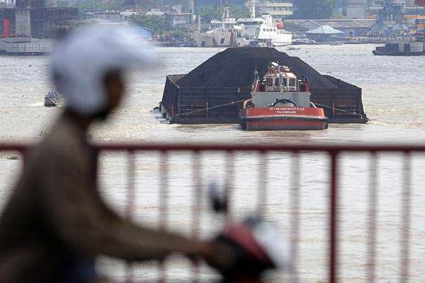 Kapal tongkang pengangkut batu bara melintas di Sungai Musi, Palembang, Sumatra Selatan, Rabu (7/3/2018)./ANTARA-Nova Wahyudi