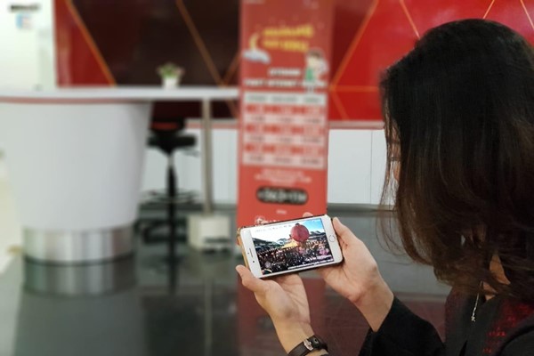 Pengguna Telkomsel menyaksikan perayaan Cap Go Meh di Singkawang menggunakan aplikasi Maxstream/Telkomsel