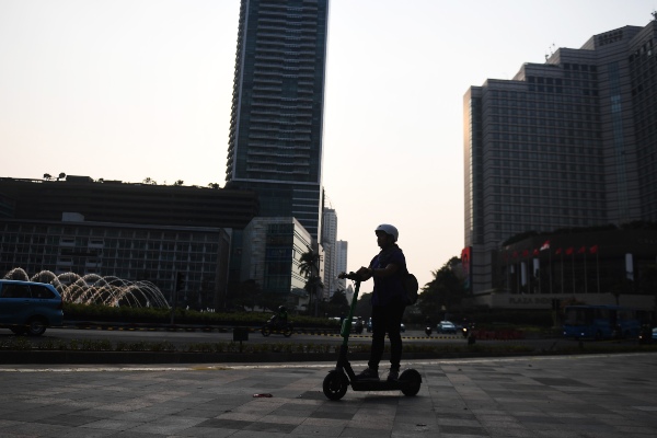 Pengguna jalan menggunakan otopet atau skuter listik di Jakarta, Rabu (16/10/19). - ANTARA FOTO/Akbar Nugroho Gumay