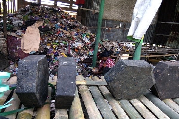  Warga Batang Sulap Limbah Plastik Jadi Paving Block