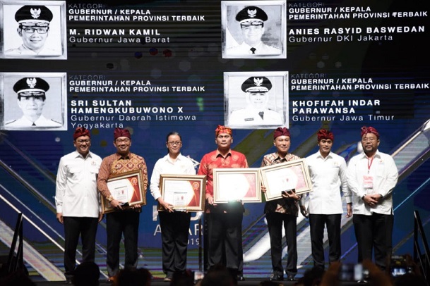  Ridwan Kamil Terima Penghargaan Gubernur Terbaik Wilayah Tengah di Kadin Award 2019