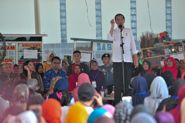  Kunjungi Nasabah Mekaar, Presiden Jokowi Minta Nasabah Disiplin Menabung dan Membayar Angsuran