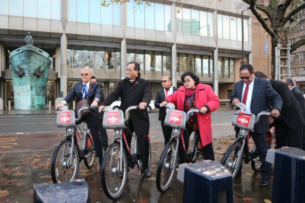  LAPORAN DARI INGGRIS : Yuk, Intip Keseruan Menhub Menjajal Transportasi Publik di London