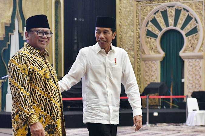 Presiden Joko Widodo (kanan) berjalan bersama Oesman Sapta Odang/ANTARA-Akbar Nugroho Gumay 