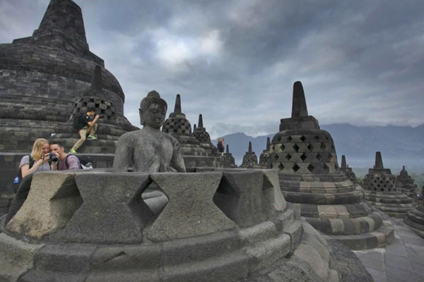  Penulis Usia 70 Tahun Terbitkan Buku Candi Borobudur