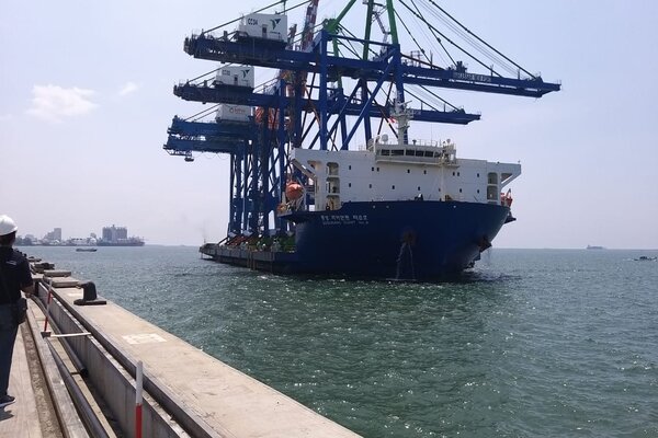  Pelindo IV Tambah Dua Unit Alat Bongkar Muat Skala Post Panamax