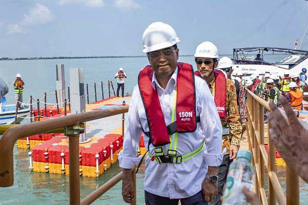 Menteri Perhubungan Budi Karya Sumadi meninjau proyek pembangunan Pelabuhan Patimban di Desa Patimban, Subang, Jawa Barat, Rabu (9/1/2019)./ANTARA-M Ibnu Chazar