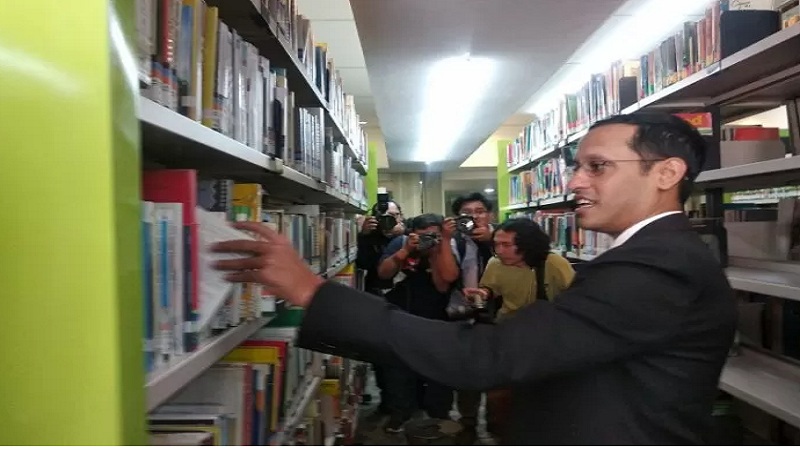 Mendikbud Nadiem Makarim mengambil buku saat berkunjung ke Perpustakaan Kemendikbud, Jakarta, Rabu (23/10/2019)./Antara