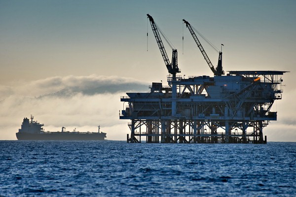 Ilustrasi kilang minyak lepas pantai./Bloomberg-Tim Rue