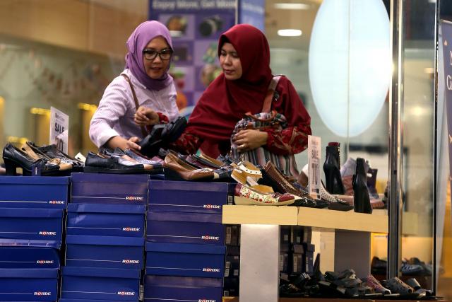 Konsumen memilih produk sepatu di salah satu pusat perbelanjaan di Bandung, Jawa Barat, Rabu (5/12/2018)./Bisnis-Rachman
