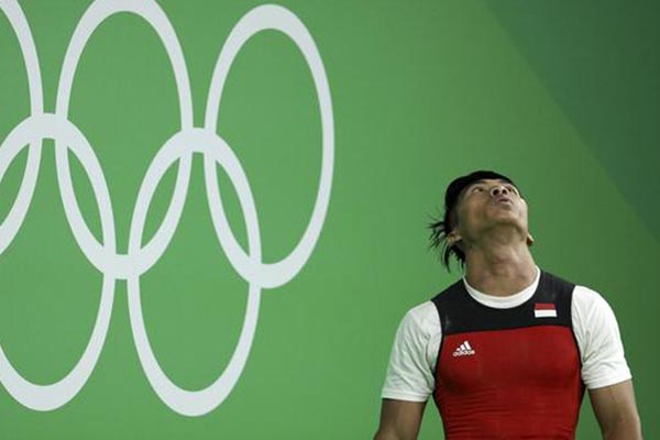 Lifter Indonesia Deni, salah satu harapan meraih medali emas di Sea Games 2019 Filipina pada Selasa (3/12/2019)./Reuters-Stoyan Nenov