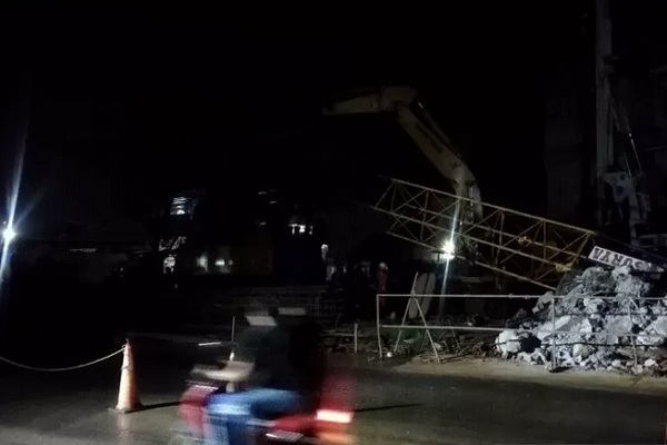  Lengan Crane Proyek Tol BORR Seksi IIIA Patah Saat Angkat Besi   