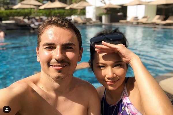 Pebalap Jorge Lorenzo memamerkan foto dirinya di kolam renang bersama aktris asal Malaysia, Dayana Roza./Instagram @jorgelorenzo99
