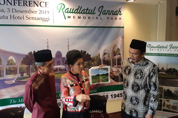 Direktur San Diego Hills Memorial Suziany Japardy (tengah) memperlihatkan gambar lokasi pemakaman bertema islami di Jakarta, Selasa (3/12/2019)./Mutiara Nabila