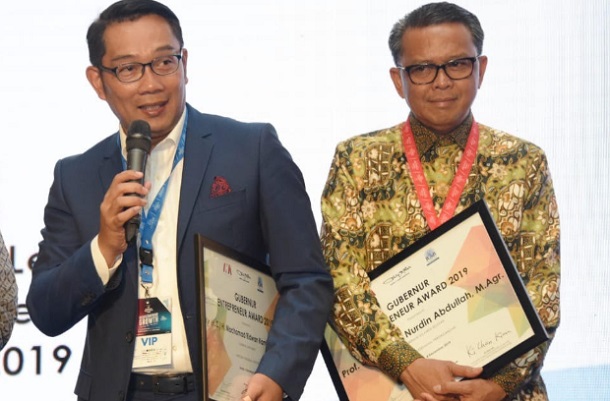  Ridwan Kamil Sabet Penghargaan Gubernur Entrepreneur Award dan Marketeer of the Year 2019