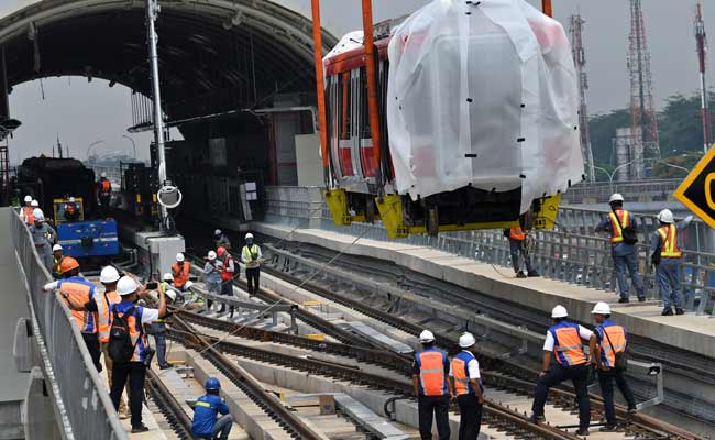  PENGANGKATAN GERBONG LRT