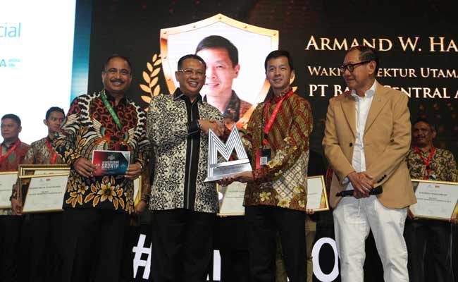  BCA RAIH PENGHARGAAN MARKETEER OF THE YEAR