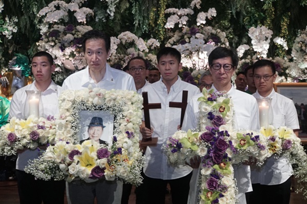  Foto-foto Prosesi Jenazah Ciputra Diberangkatkan dari Kuningan