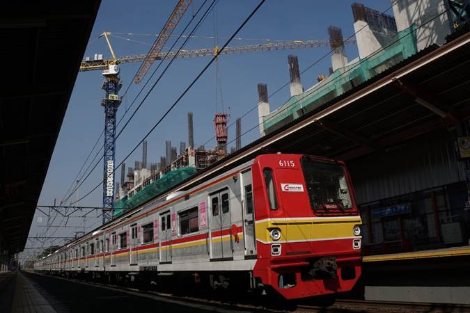 Kereta rel listrik (KRL) Commuterline melintas di Stasiun Tanjung Barat yang berdekatan dengan lokasi pembangunan Transit Oriented Development (TOD) atau rumah susun terintegrasi dengan sarana transportasi di Jakarta, Kamis (11/7/2019)./Bisnis-Himawan L Nugraha