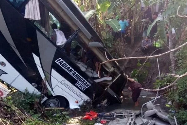  Bus Pariwisata Angkut Rombongan Guru Terguling di Blitar