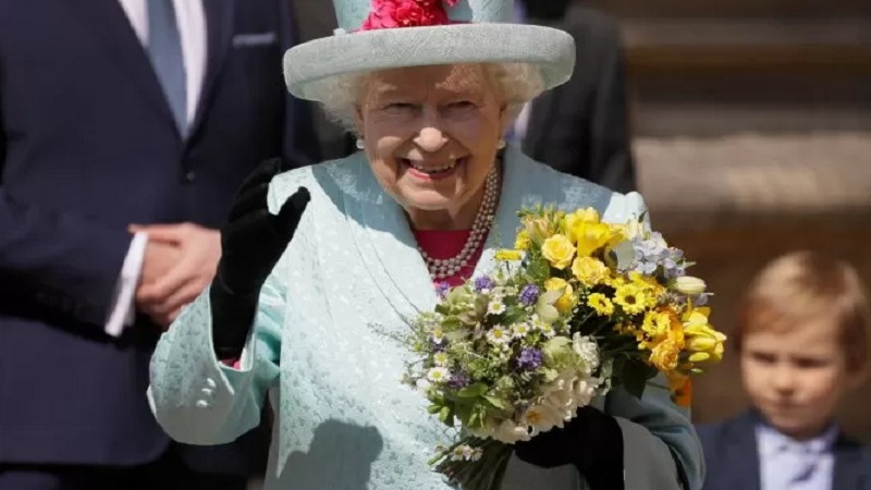  Rayakan Natal, Sehari Ratu Elizabeth II 7 Kali Ganti Busana
